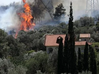 Лісова пожежа біля Афін призвела до евакуації морських курортів