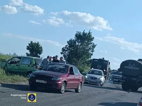 Під окупованим Маріуполем російський паливозаправник протаранив цивільне авто