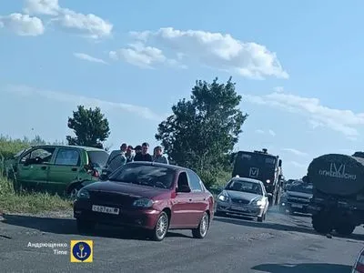 Под оккупированным Мариуполем российский топливозаправщик протаранил гражданское авто