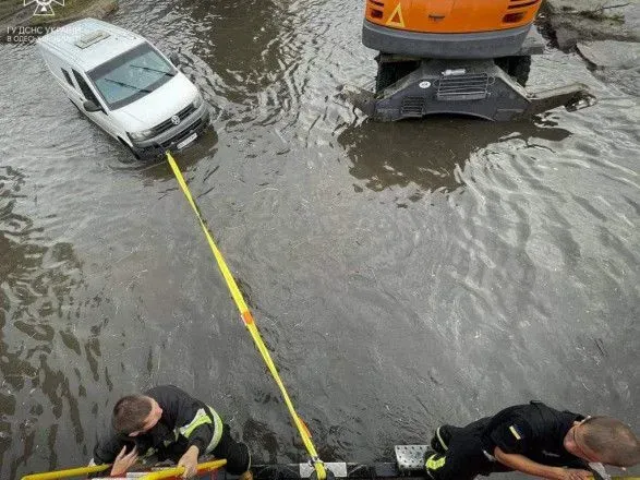 Одессу затопило: спасатели оказали помощь двум сотням местных жителей