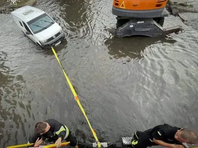 Одесу затопило: рятувальники надали допомогу двом сотням місцевих жителів