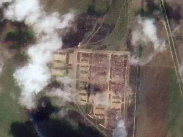 В сети появились снимки склада в Крыму, где до сих пор детонируют боеприпасы