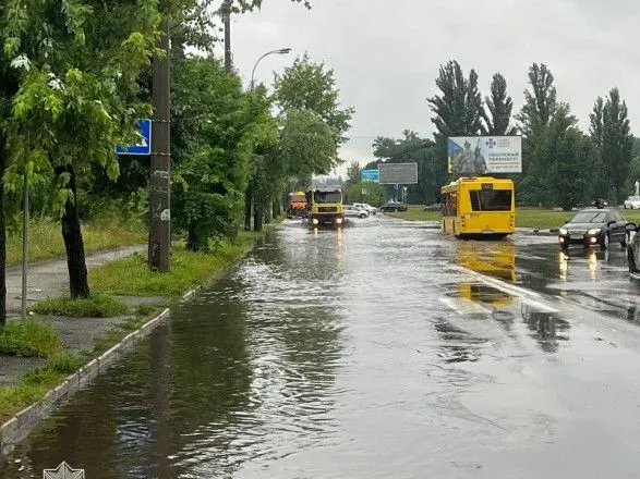 Злива у Києві: у Подільському районі підтоплено проїзну частину, рух ускладнено