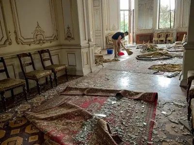 Разбитая старинная мебель и испорченные произведения искусства: в сети показали фото пострадавшего Дома учителя в Одессе