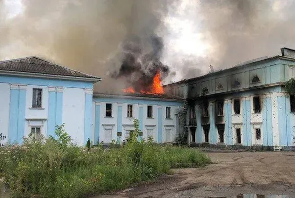рашисты уничтожили Дворец культуры в Часовом Яру, который использовался как городской гуманитарный центр