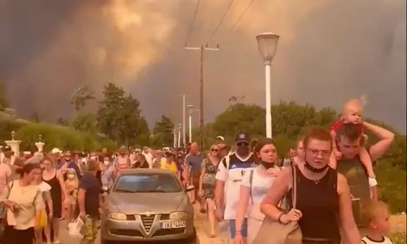 Масштабные лесные пожары на Родосе. С греческого острова эвакуируют людей