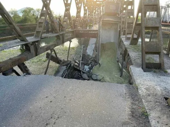 Появились подробности обрушения моста на Закарпатье: ехала фура с песком весом 45 тонн