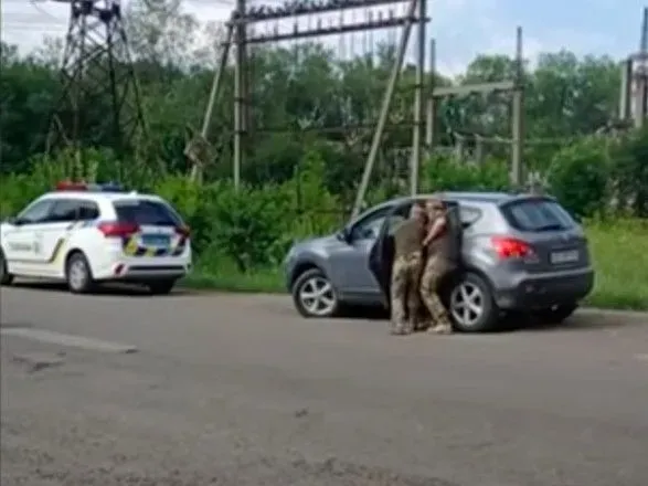 В Черновицком ТЦК прокомментировали видео с заталкиванием военными мужчины в авто