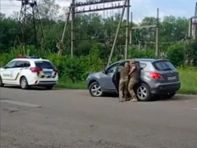 У Чернівецькому ТЦК прокоментували відео з заштовхуванням військовими чоловіка в авто