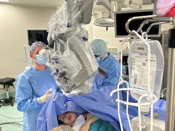 В "Охматдиті" провели унікальну операцію на мозку, під час якої пацієнтка була у свідомості