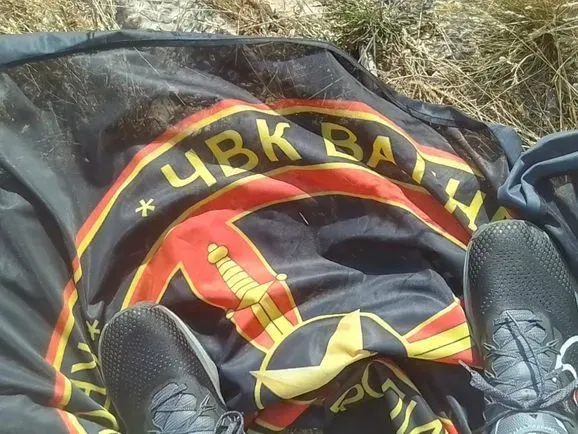 Крымские партизаны сорвали флаг чвк "вагнера" с горы Ай-Петри
