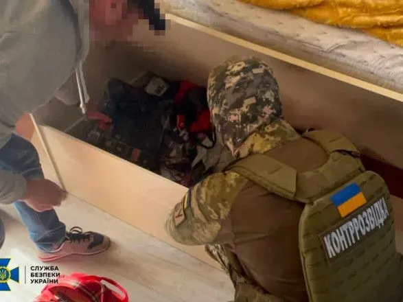 Под детской кроватью прятал оружие для терактов в Запорожье: задержан российский агент