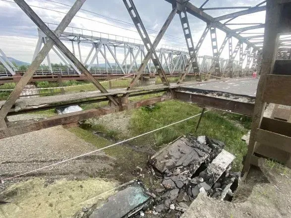 На Закарпатье устанавливают временную переправу на месте обвала моста