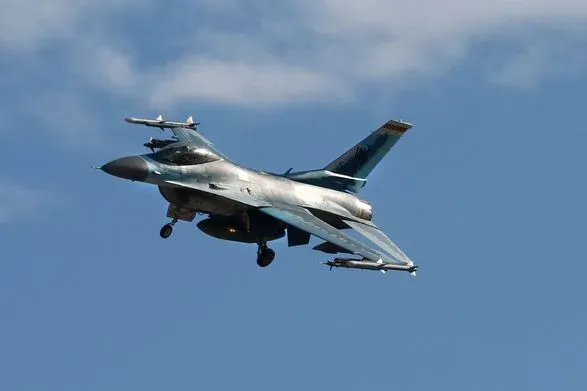 План обучения украинских пилотов на F-16 пока не согласовали - Politico