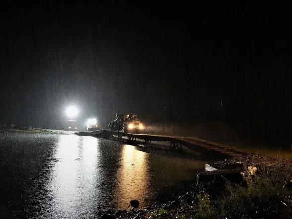 Обвал моста на Закарпатье: проезд обеспечили через временную переправу
