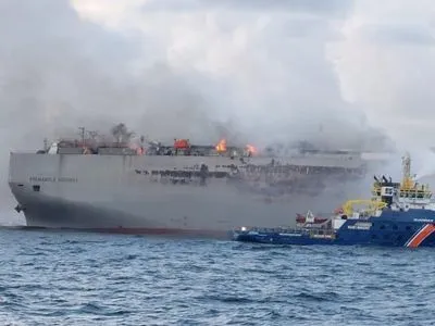 Через електрокар: біля берегів Нідерландів загорілося судно з тисячами автомобілів, є жертва