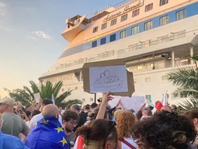У Батумі прибув круїзний лайнер з російськими туристами: грузини вийшли на акцію протесту