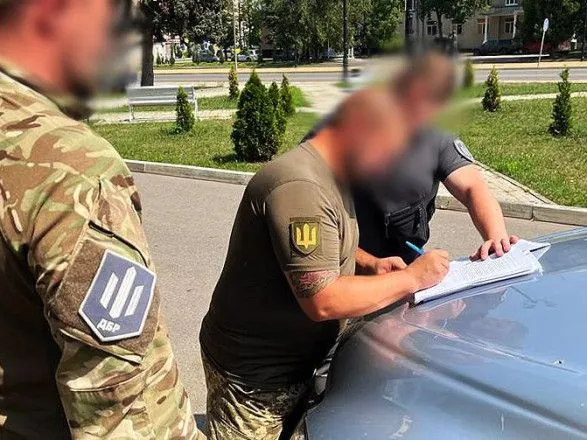 На Донеччині воєнком та поліцейський «відмазували» чоловіків від військової служби