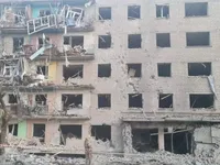 Удар авиабомбой по поселку на Харьковщине: четыре подъезда 5-этажки разрушены, из дома отселили 17 человек