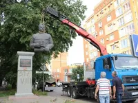 В Полтаве демонтировали памятники пушкину и ватутину