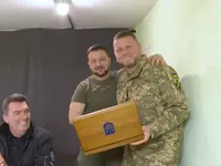 Зеленський нагородив Залужного іменною вогнепальною зброєю, а Сирському подарував картину