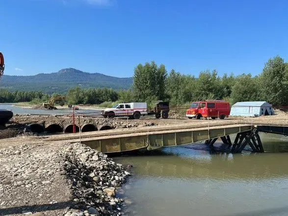 Облаштували тимчасові автопереправи: на Закарпатті відновили рух через річку Тересва
