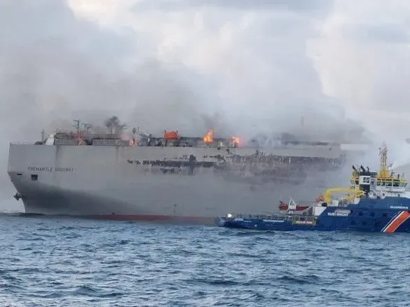 На борт палаючого вантажного судна біля Нідерландів піднялися вперше з початку пожежі