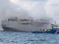 На борт палаючого вантажного судна біля Нідерландів піднялися вперше з початку пожежі