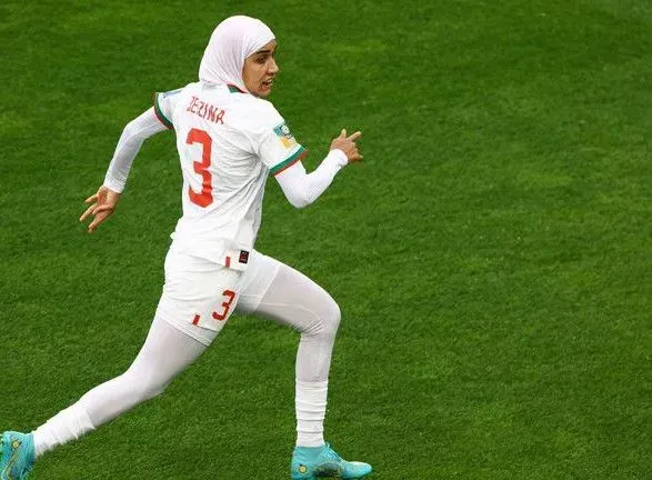 На Чемпионате мира по футболу среди женщин спортсменка впервые сыграла в хиджабе