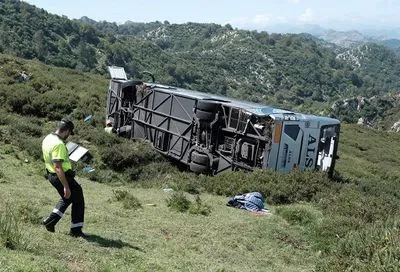В Іспанії автобус впав зі схилу: понад 40 людей постраждали