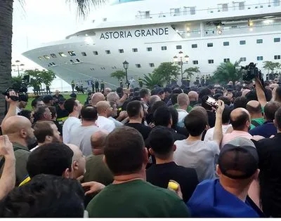 "Ні російському військовому кораблю!": на мітингу біля порту в Батумі поліція затримала 10 людей, серед них - українка