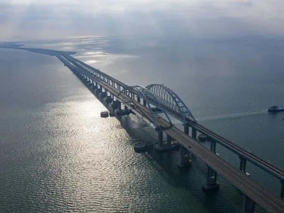 Оккупанты дополнительно ограждают Крымский мост - росСМИ