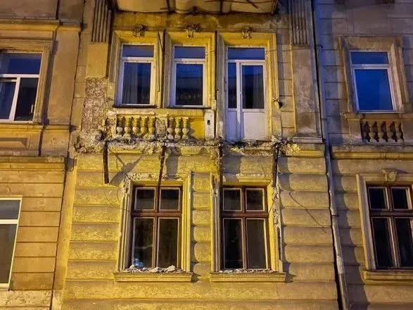 У Львові вночі у будинку обвалися балкон, проводиться обстеження