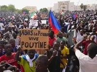 В Нигере демонстранты с российскими флагами напали на посольство Франции