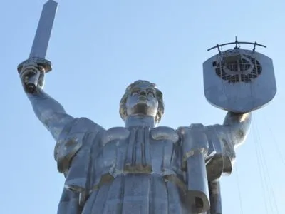 З монумента "Батьківщина-мати" повністю демонтовували радянський герб