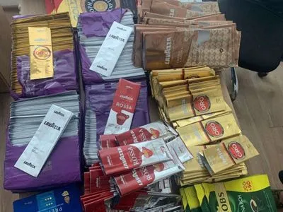 Из Украины в Молдову мужчина пытался перевезти почти три тысячи контрафактных упаковок для фасовки кофе