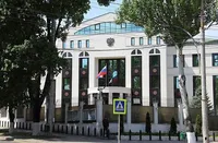В столиці Молдови автомобіль врізався у ворота посольства росії і втік