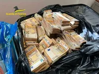 В Італії поліцейський пес "винюхав" 1 млн євро у багажі рейсового автобуса