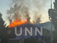 На столичному Подолі пожежа: вогонь охопив дах будівлі