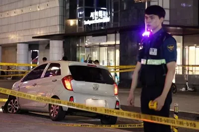 В Южной Корее мужчина протаранил автомобиль на тротуаре, а затем набросился на людей с ножом: есть пострадавшие