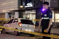В Южной Корее мужчина протаранил автомобиль на тротуаре, а затем набросился на людей с ножом: есть пострадавшие