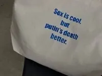 "Sex is cool but putin's death better": в рф суд оштрафовал девушку за надпись на сумке
