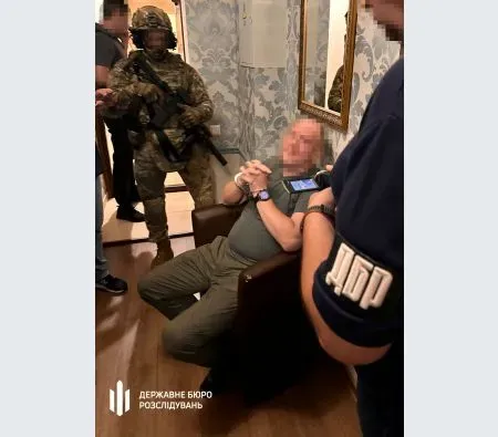 Задержан военный чиновник КГВА: он за деньги помогал уклонистам выехать из Украины