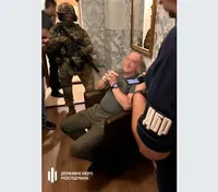 Затримано військового чиновника КМВА: він за гроші допомагав ухилянтам виїхати з України