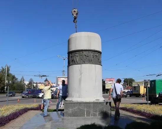 В Полтаве демонтировали памятник еще одному советскому генералу