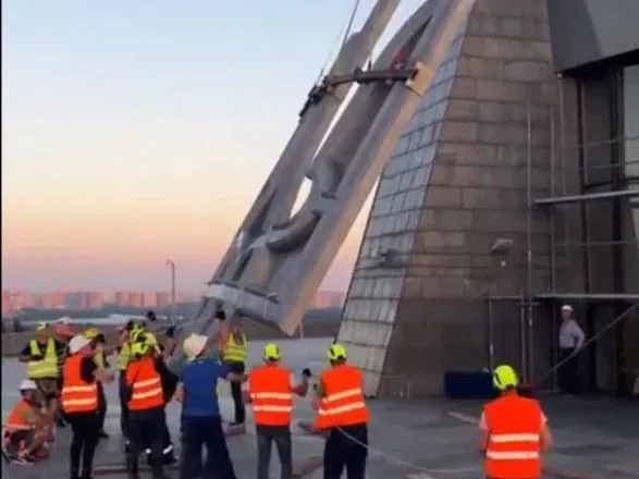 В Киеве стартовал первый этап поднятия трезубца на монумент "Родина-мать"