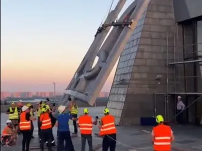 У Києві стартував перший етап підняття тризуба на монумент "Батьківщина-мати"