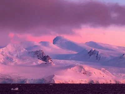 Антарктида у кольорах Барбі: українські полярники показали яскраві фото