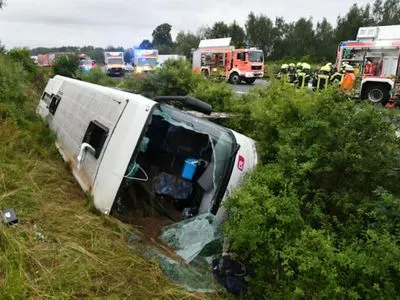 У Німеччині перекинувся автобус, постраждали 19 людей