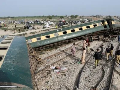 Щонайменше 30 людей загинули у Пакистані через аварію на залізниці